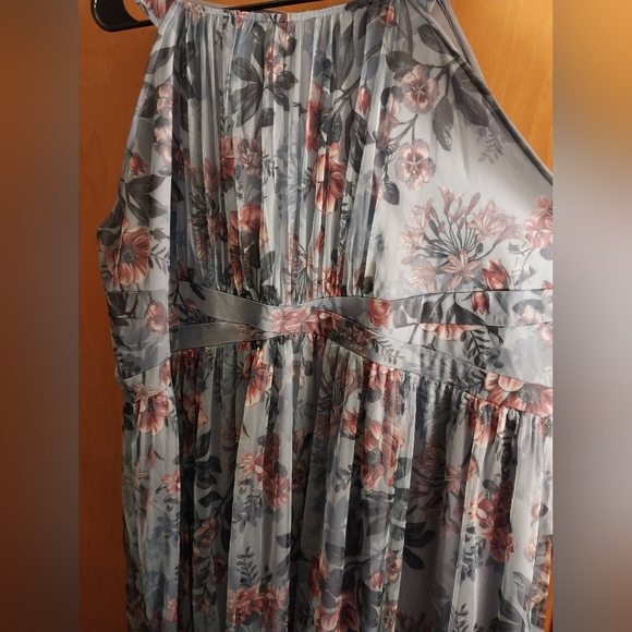 Woman's long dress - Picture 10 of 16